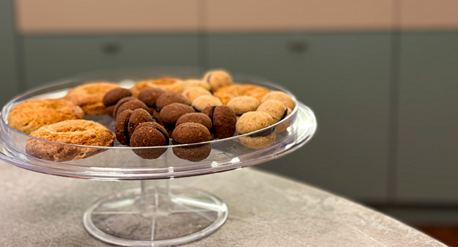 Teca con dolci tipici