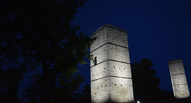 Torre illuminata di notte